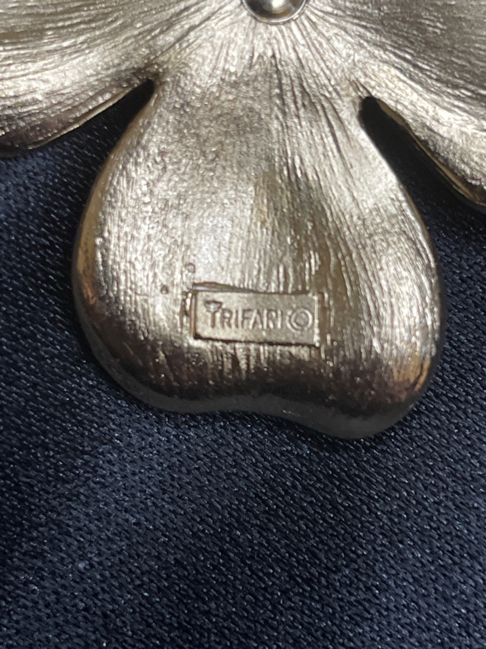 Vintage TRIFARI Gold Tone Dogwood Floral Brooch - Picture 3 of 4